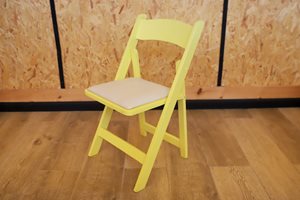 כסא עץ מרופד צהוב