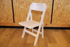 כסא עץ לבן מרופד