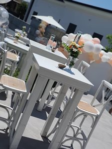 שולחן בר לבן 70/70 + כסא בר קרוס