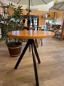 שולחן בית קפה פלטת עץ רגל שחורה 3 זרועות קוטר 0.70