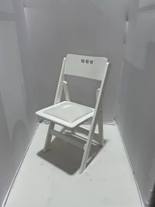 כסא עץ לבן מרופד