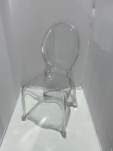 כסא לואי שקוף