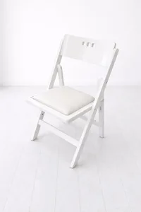 כסא עץ לבן מרופד