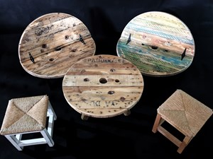 פוטונים מעוגלים בשילוב שולחן ושרפרפים